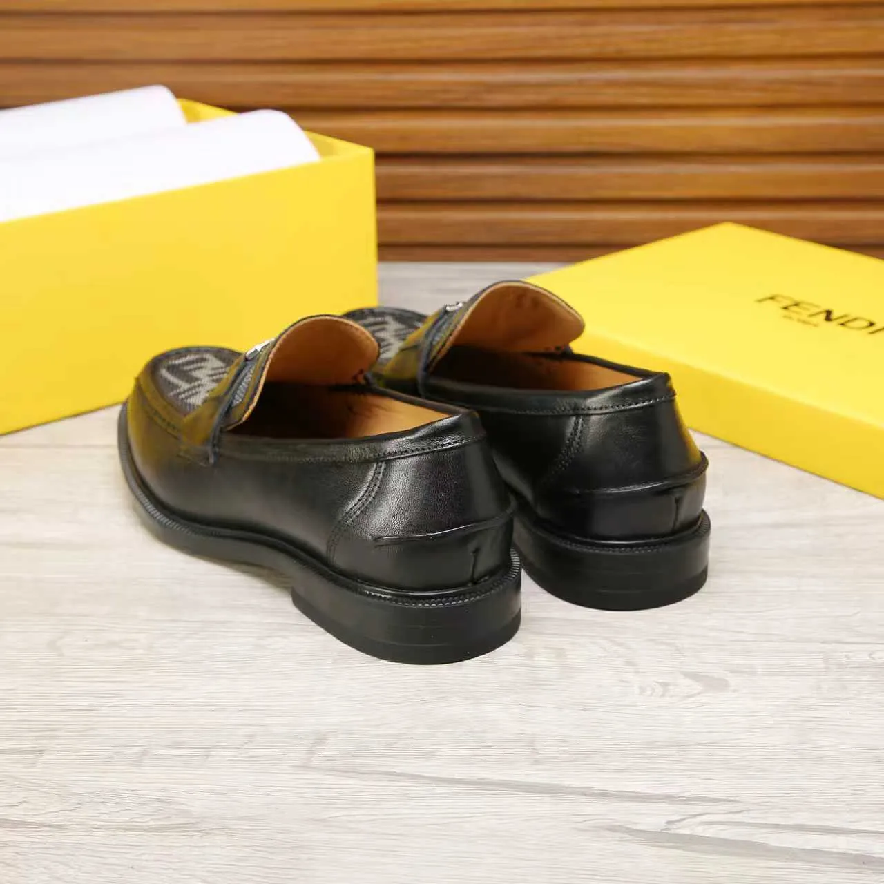 ​Men's shoes 💰 500 💰 Water dyed cowhide 🆘 The latest FENDI ( Fendi ) new casual leather shoes 🕶️🕶️ Simple routing effect, showing an elegant and cool driving shoe 🎬Made of Italian 🇮🇹 imported calfskin + first-layer water-dyed cowhide lining🐂Excellent material🎬Detailed workmanship 🤗Comfortable foot feel➰➰. ​Pair it with any outfit to show your taste and temperament, low-key luxury ♻️Design ​simple and elegant ​noble and fashionable 🍃​Very loved and favored by trendy men 💓❤️Size: 38-44 2⃣️colors available